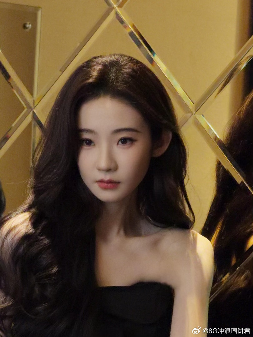 张艺凡怎么一直都是高帧率模式 举手投足自带流畅度，连转身都比别人多几个细节。这大