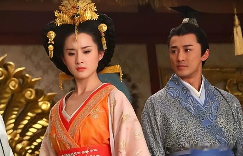 一日，馆陶公主抱起 4 岁的刘彻，指着身边侍女问他喜欢哪个，刘彻摇头。她又指着女