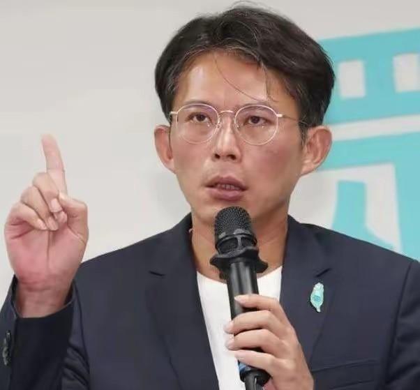 黄国昌四面楚歌，特别是馆长与他切割，还会访问大陆吗？最近黄国昌日子不好过。他本想