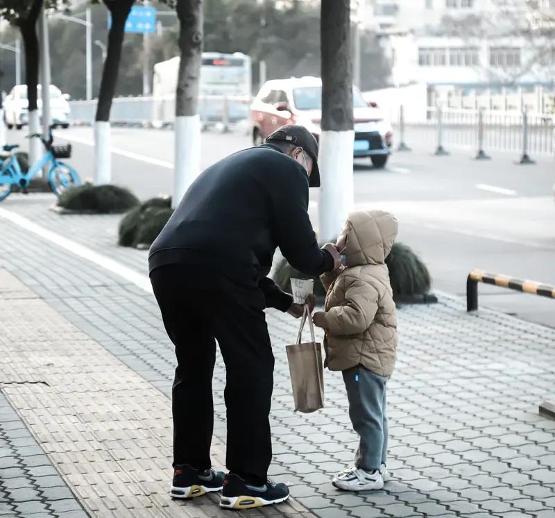 外国小女孩第一次来中国，买东西只买贵的不买对的，全因为爷爷
你干嘛去啦？
去买了