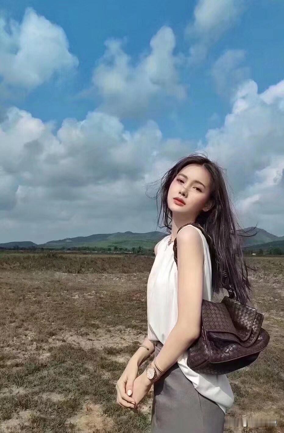 两个人在一起的原因有很多，
可能是因为欲望、物质、好奇、刺激……
但能维持两个人