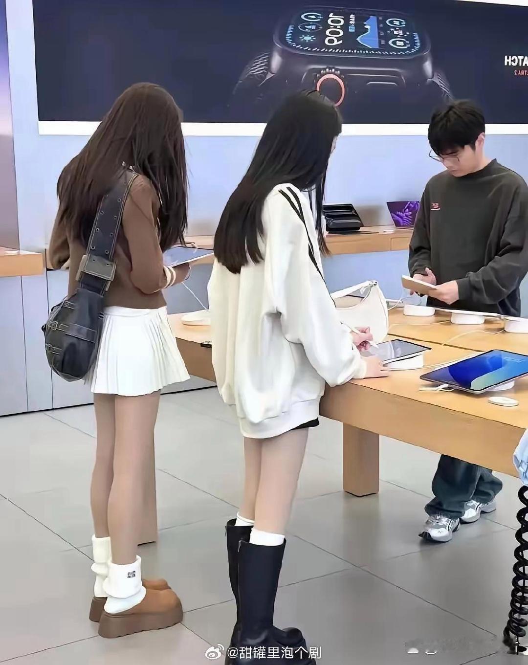 在手机店看到这一幕，不禁想问，为什么好多人都喜欢娇小的女生呢？是因为她们看起来更