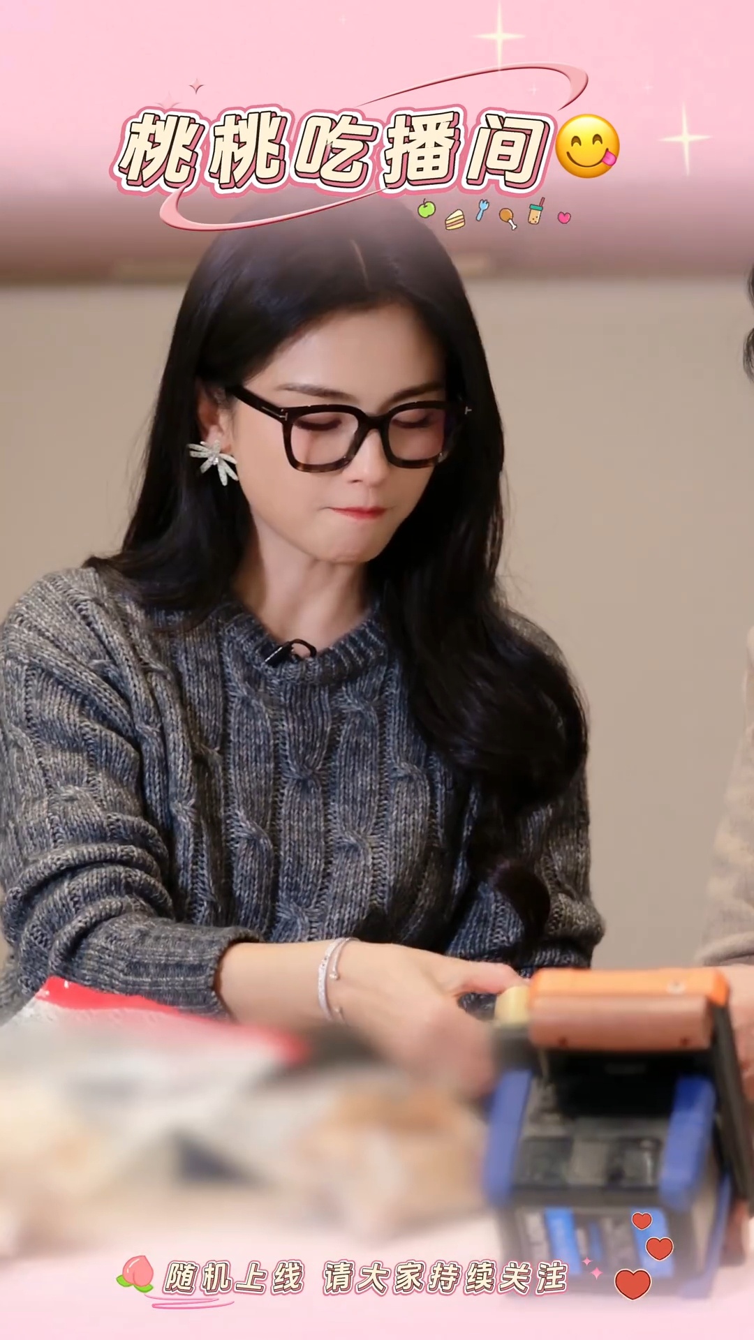 最喜欢分享零食的小仓鼠刘涛遇到了她的零食搭子☞一块小糕点都要分成两半～你一半我一