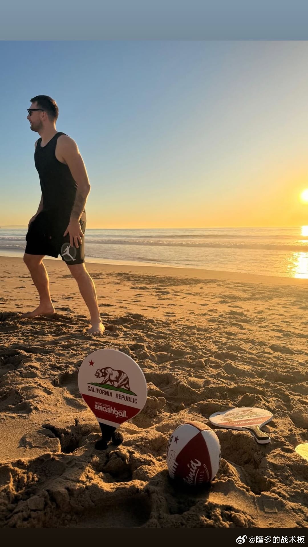湖人部分球员的非比赛日动态-东契奇：在海边踩沙滩🏖️-詹姆斯：在超市偶遇自己的