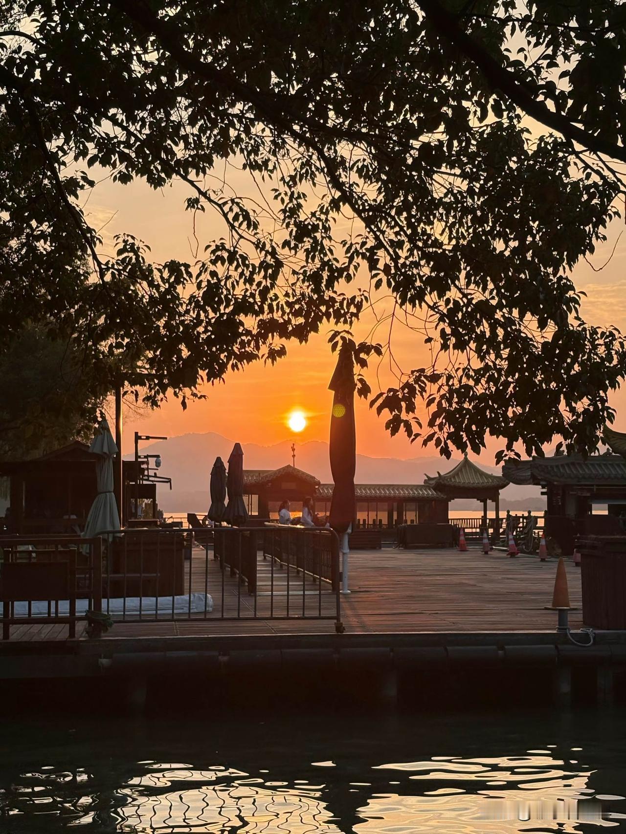 西湖的落日真的会治愈所有疲惫～
傍晚沿着苏堤慢慢走，夕阳把湖面染成金红色，波光粼
