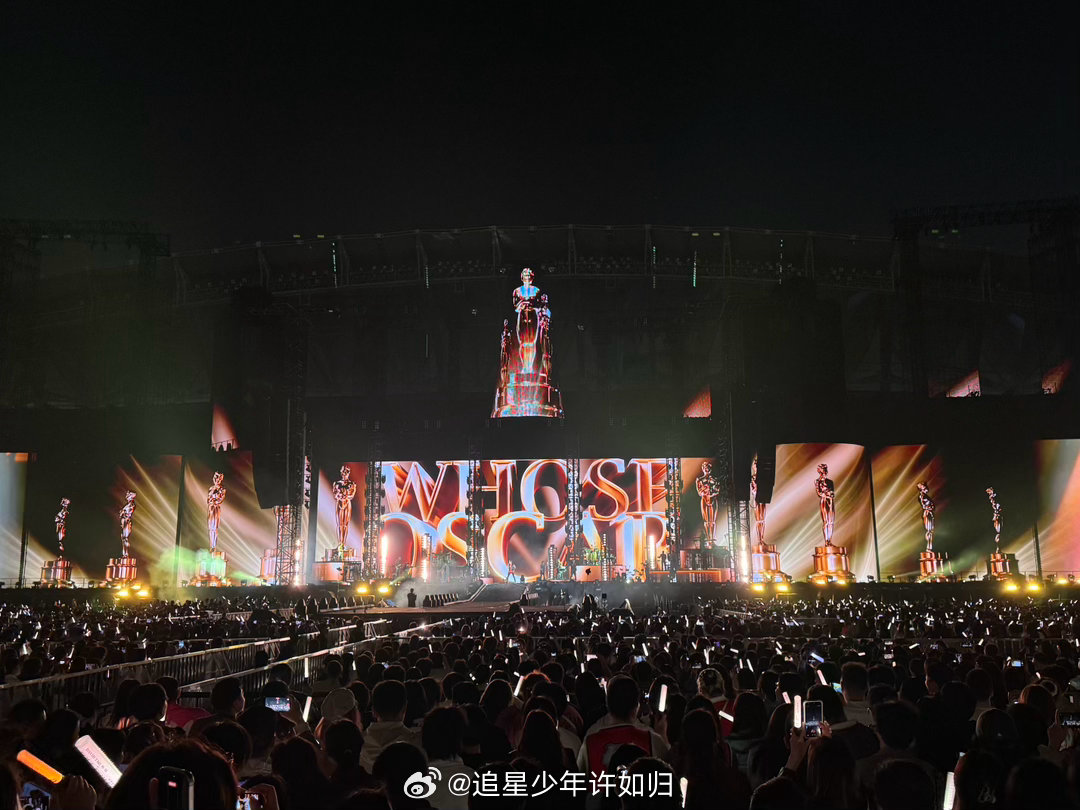 陶喆给自己颁了26个奥斯卡奖 陶喆新巡演这舞美，太会玩了。一开场就整了26个奥斯