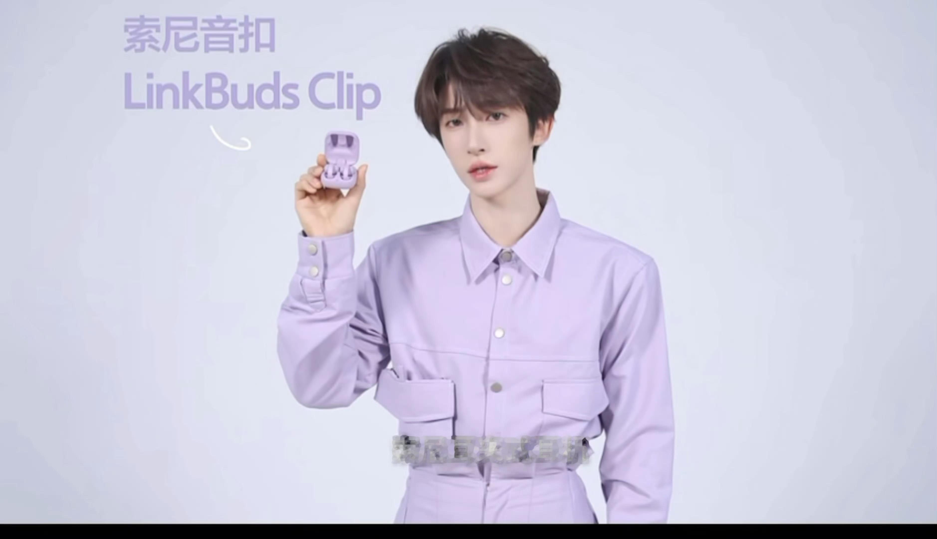 刘宇正确示范戴耳机穿搭索尼耳机品牌大使刘宇 按下播放键，聆听风的痕迹，感知梦的轻
