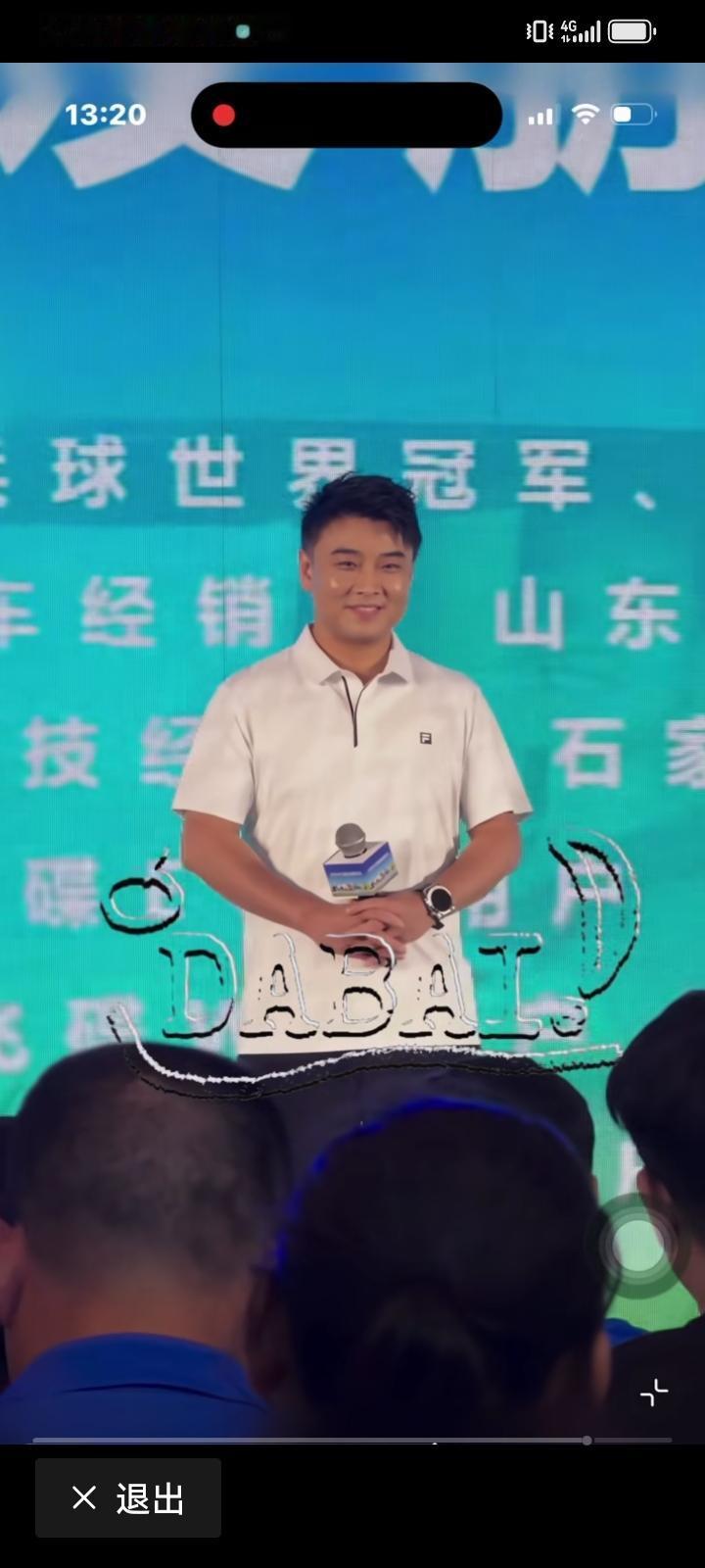 没有比赛的日子，王皓指导的颜值又回来了，和比赛时相比年轻20多岁，没有比赛的日子