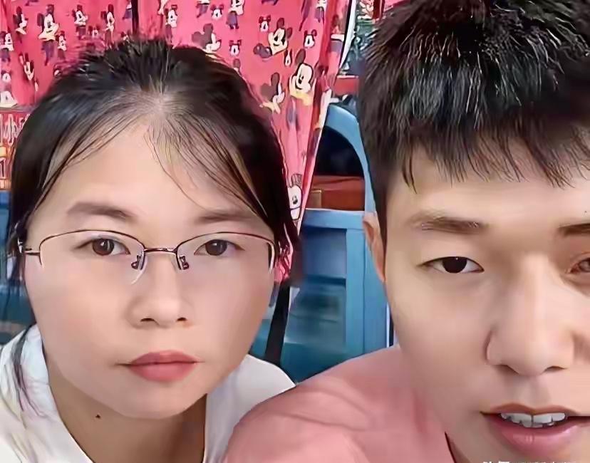 两个儿子，两个爹。
渝小丫的再婚，直接把话说死：不再生了。
那个搬家视频，炸出的