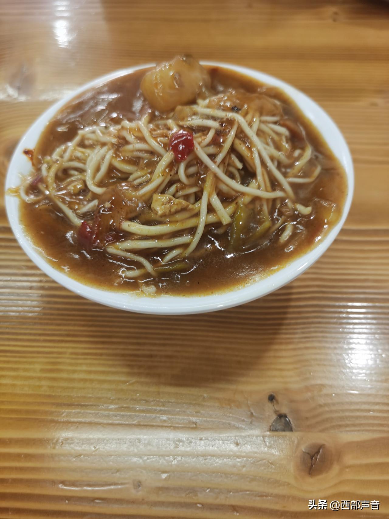 武威任凉面！精致小碗能不能换大一点

8月1日建军节中午，，我慕名前往武威市西关