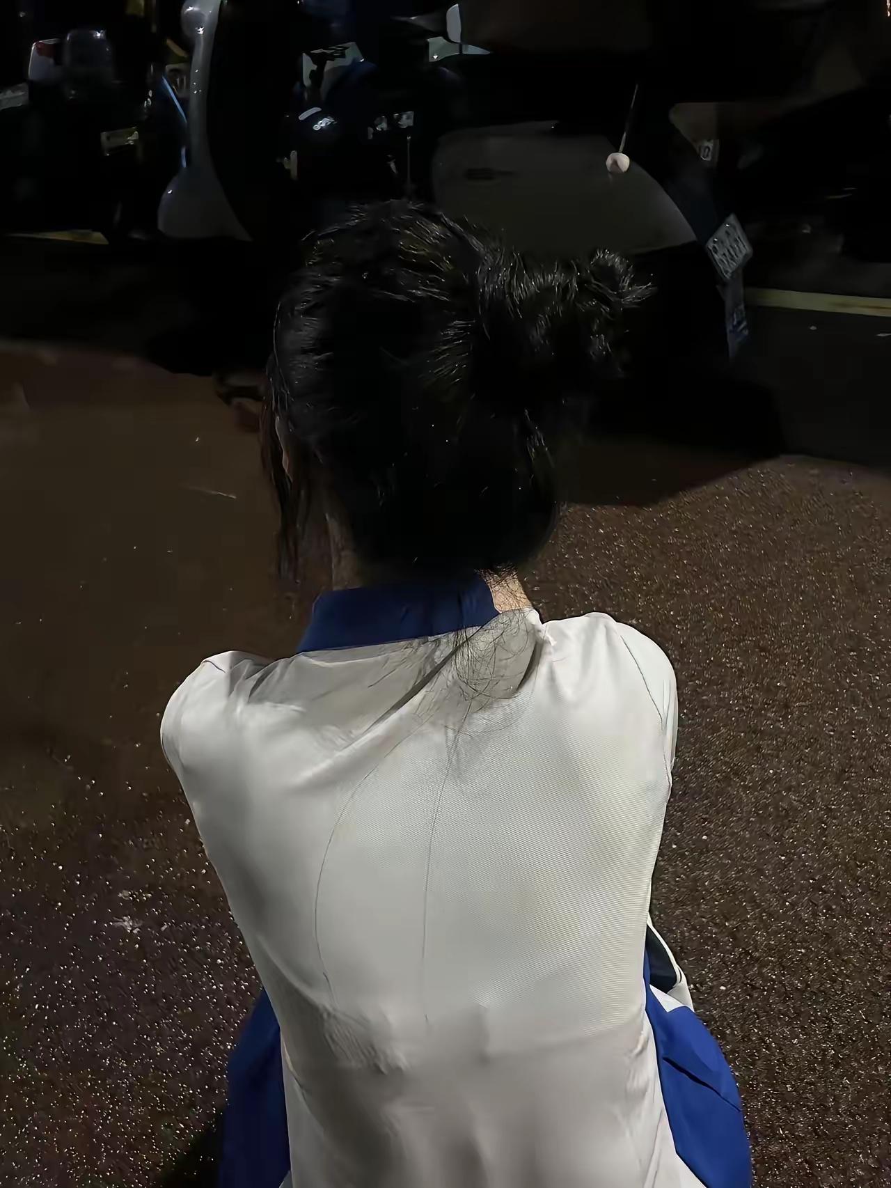 夜色街头，定格校服背影。

 
背影氛围感 校服青春 夜景随拍 少年感氛围感