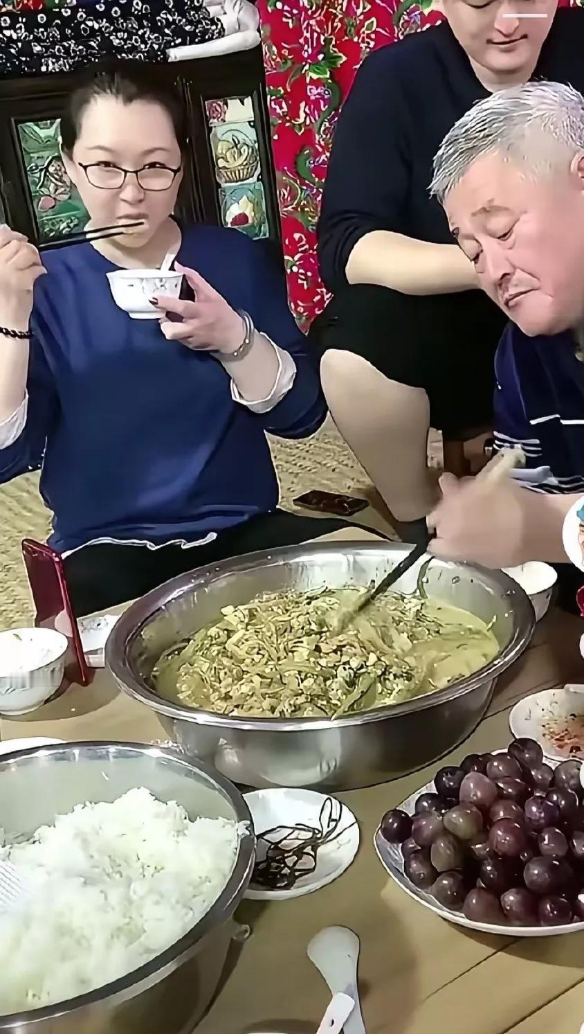 老实说，东北的菜了无生气。缺乏想象力，像极了它的经济现状。
有人说赵本山家吃这个