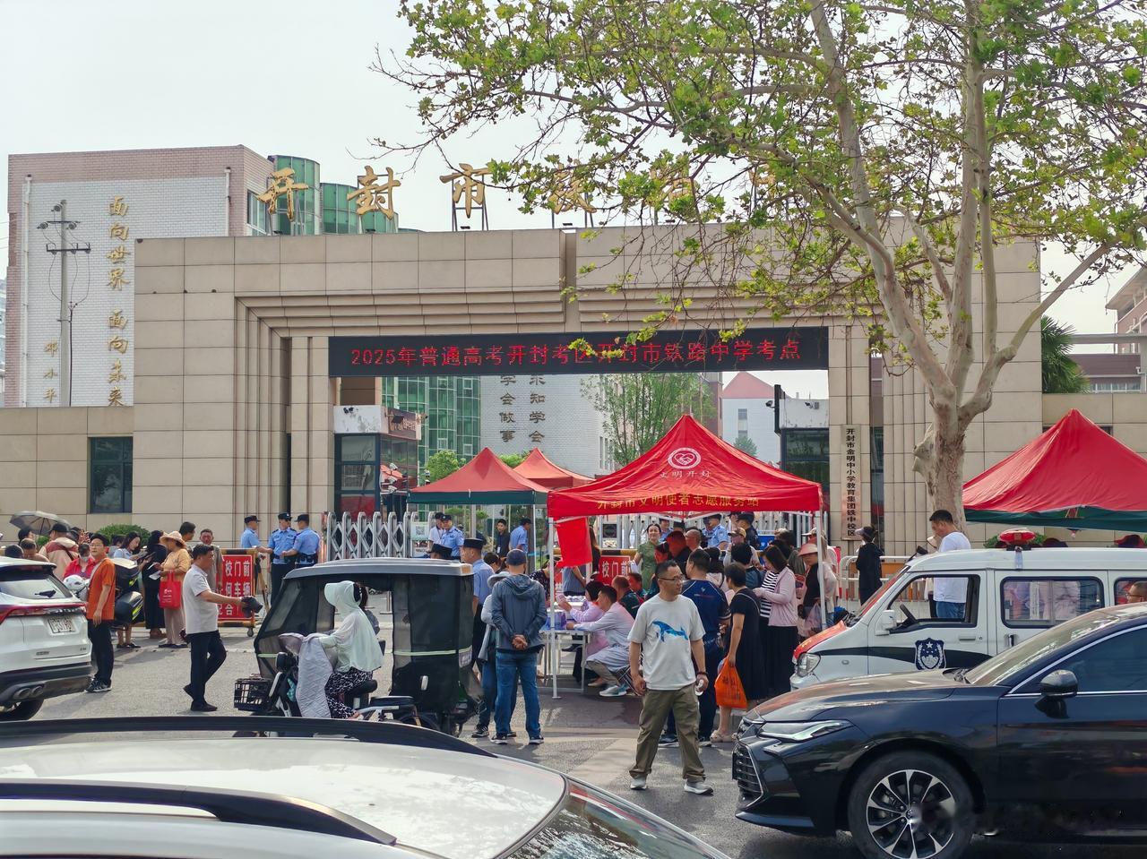 2025年高考今天正式开考，全国1300多万考生奔赴考场，迎接自己人生中的第一场