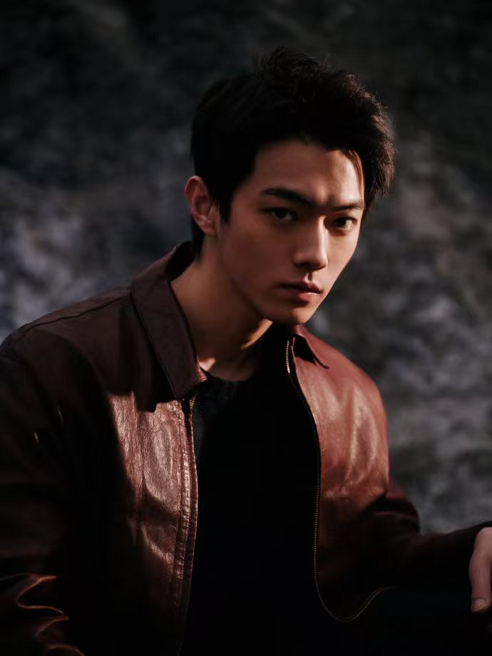 方圆八百米 今晚这两集最绝的不是追逐戏，是追逐之前那些看似平常的对话。爸爸随口问