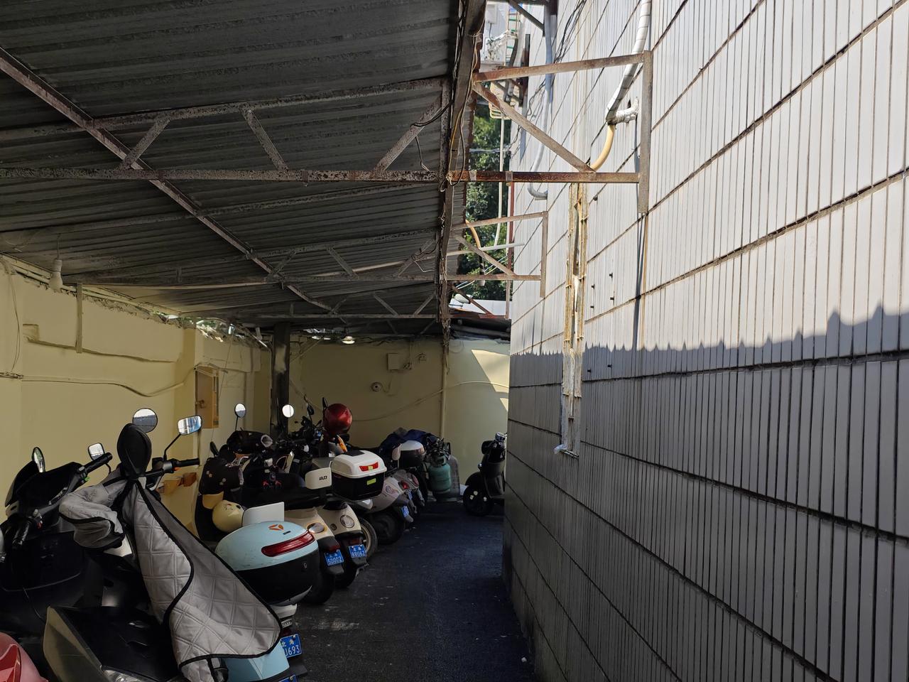 一段令人瞬间清醒的话：“如果原生家庭没能托举你，婚姻也没能治愈你，人生最后的底牌