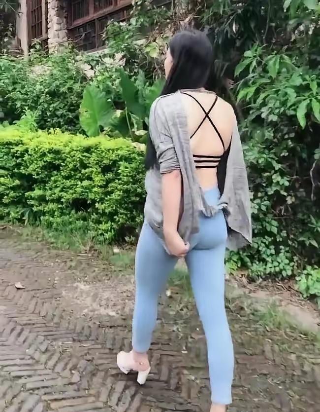 我老家有个女的，很是奇怪。
四十出头，儿女双全，按说日子该好好过。可她名声不怎么