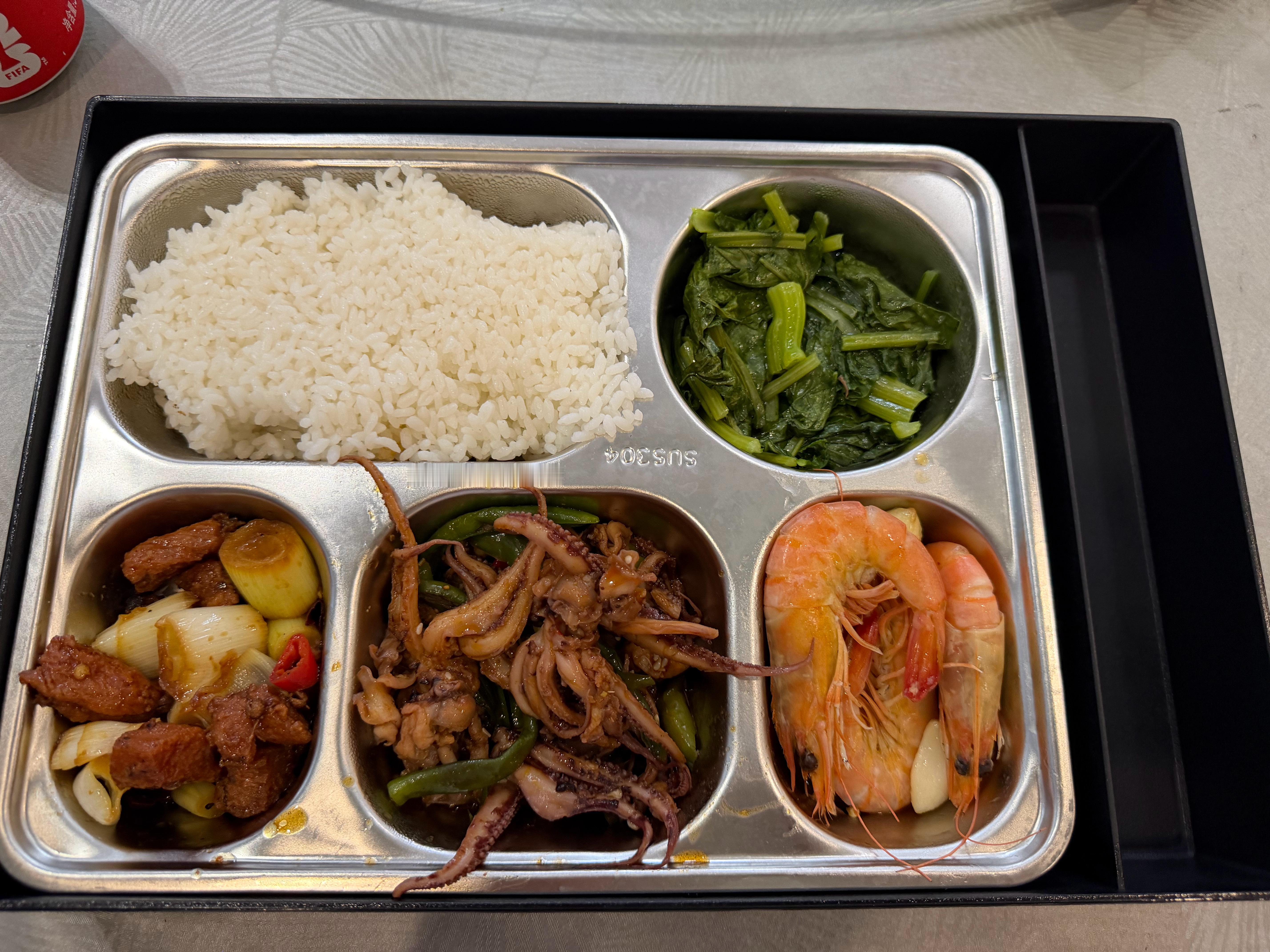 荣耀有心了，横店拍摄电影剧组盒饭，据说是50元1份，大家感觉怎么样 东阳·横店影