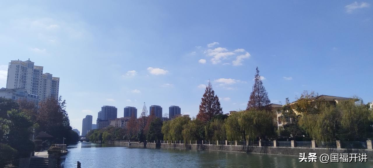 藏在文字里的清醒与无奈
 
老子在《道德经》第四十一章中写道：“上士闻道，勤而行