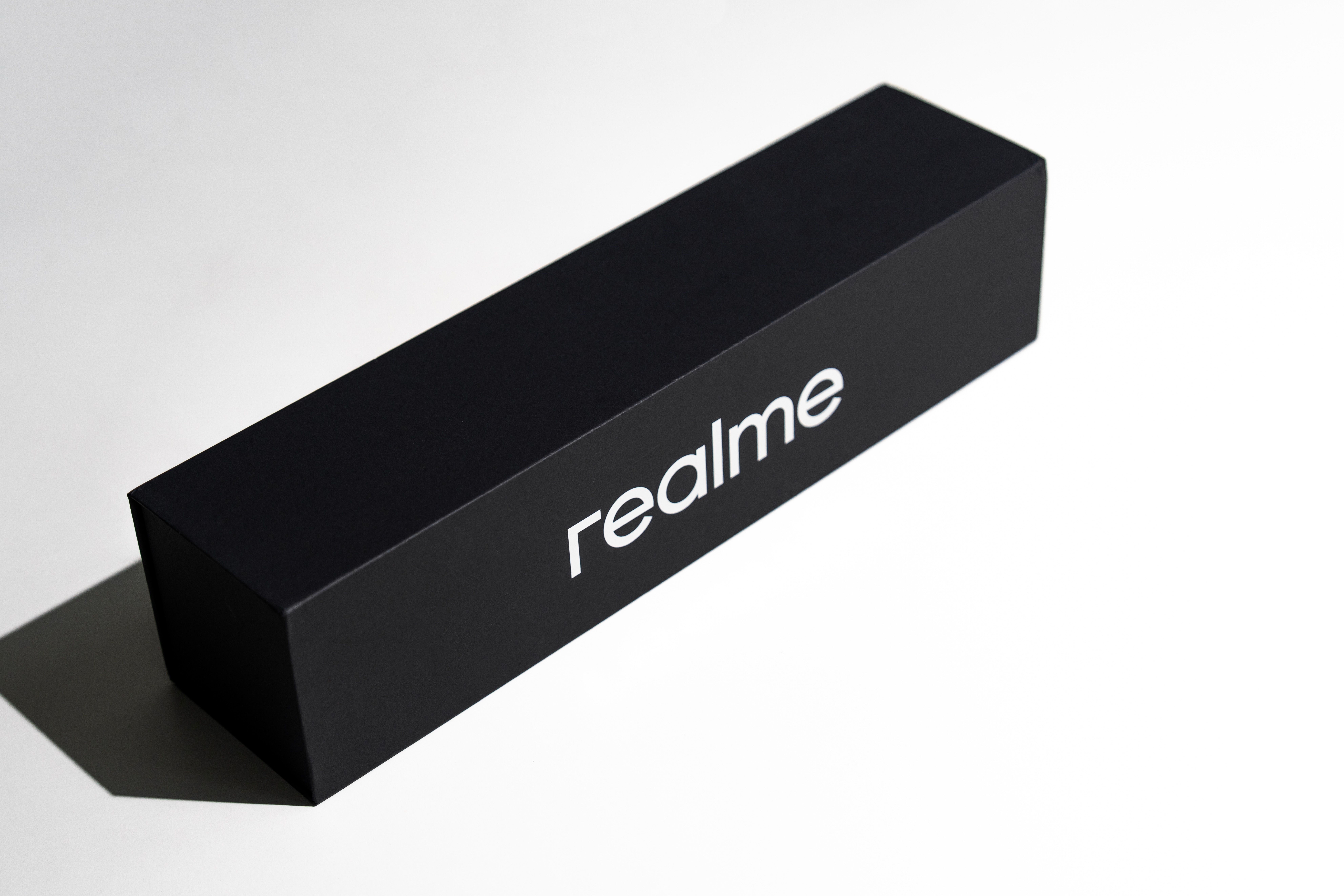 真我Neo8的发布会邀请函是一个会发光的鼠标垫，这应该是和手机上的觉醒光环呼应的