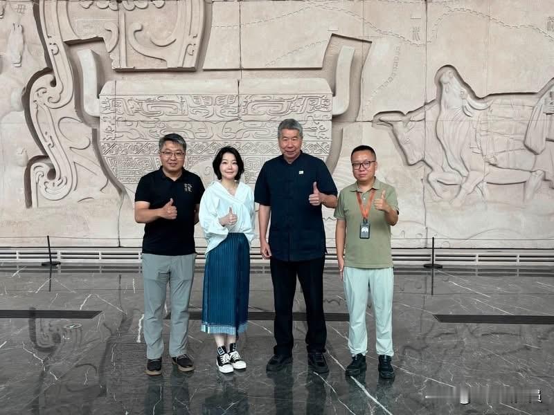 张亚中今（12日）在脸书发文表示，因台风原因，不能返台，在西安看了一场舞台剧《赳