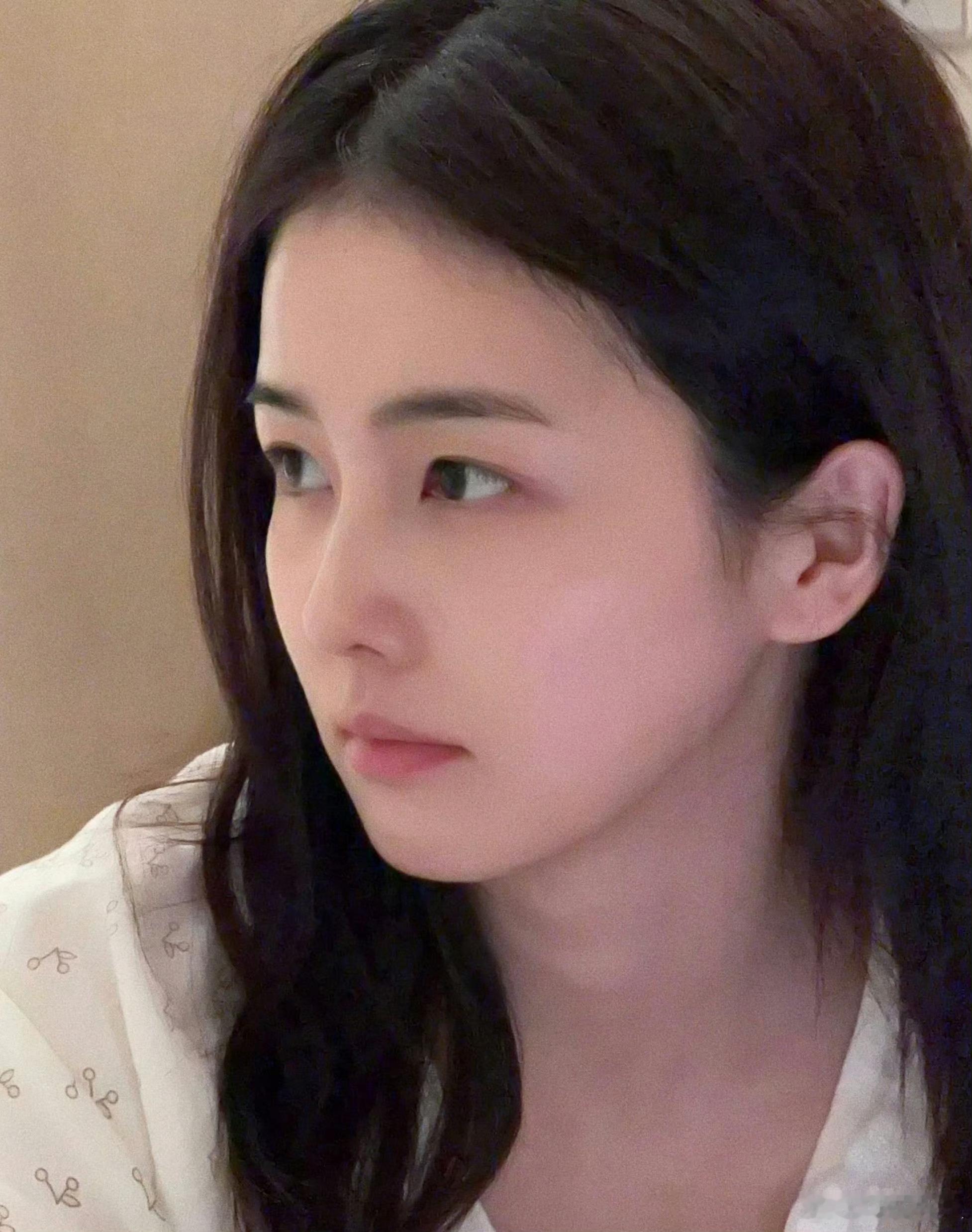 女孩子都是小宝贝。就是要被呵护被宠爱！没人哄白鹿，白鹿自己也能哄自己。白鹿新买的