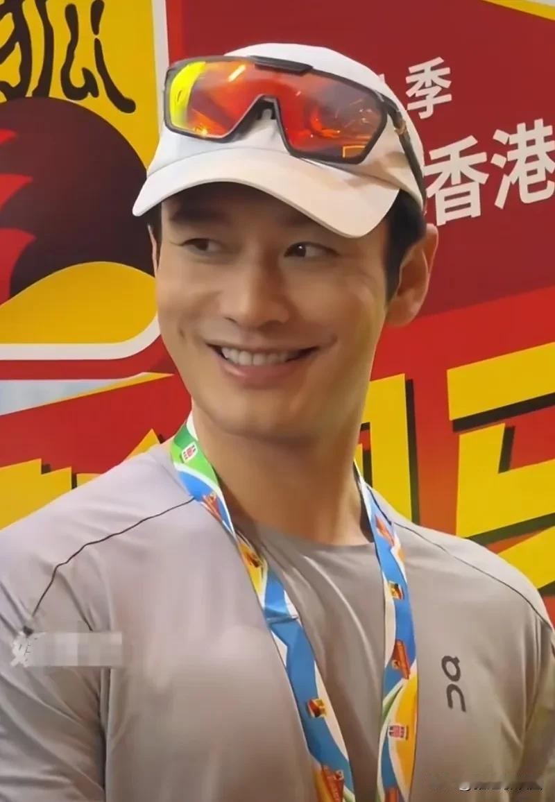 48岁的黄晓明长得还是很帅气，精神状态很好。他给我感觉长着一张很正气的一张脸，不