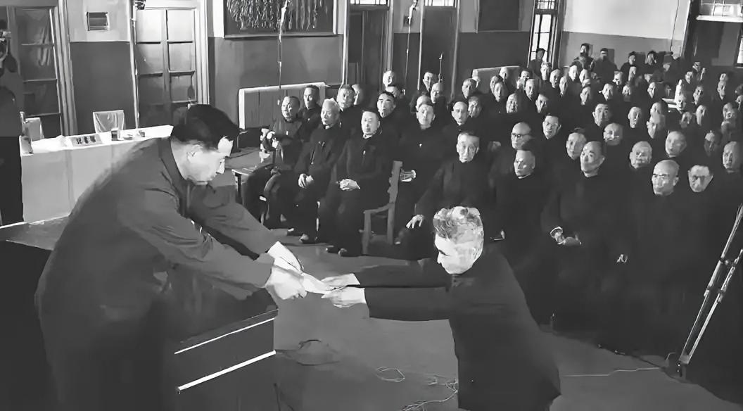 这是1975年3月19日，新中国最后一批特赦战犯，前边那个人是在淮海战役中被俘的