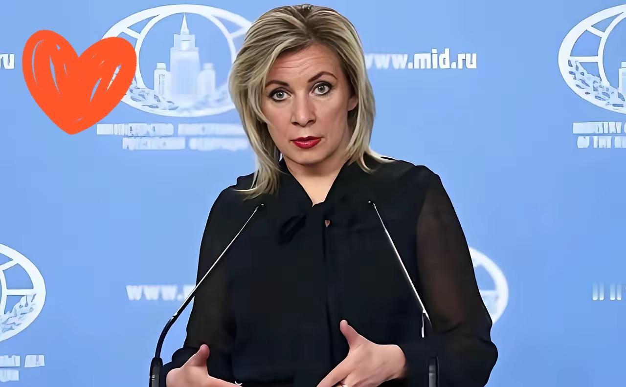 俄罗斯那个女发言人扎哈罗娃，干了件让全世界都看不懂的事。

她当着所有媒体的面，