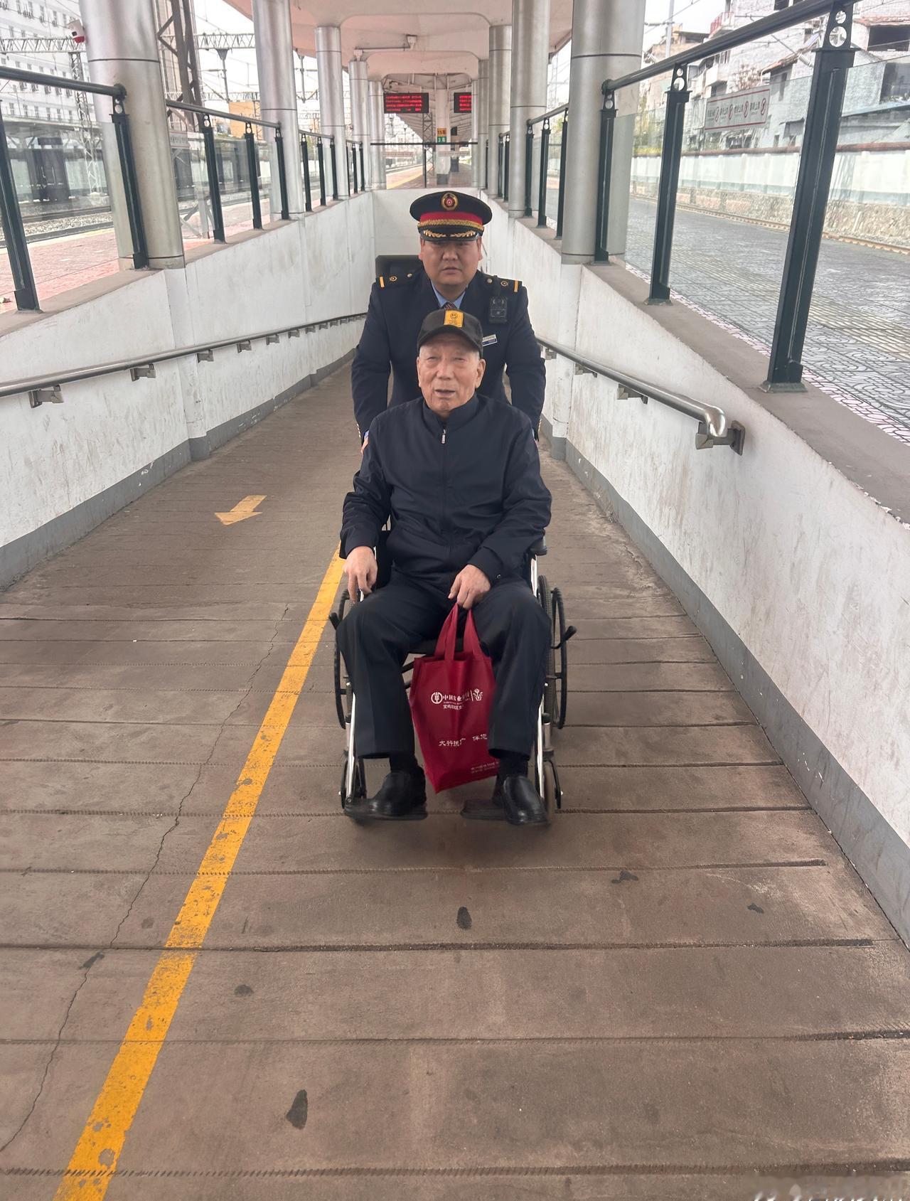 近日，宝鸡车务段杨陵车站客运员王皓艺在站台接送K1132次列车时，从13车下来一