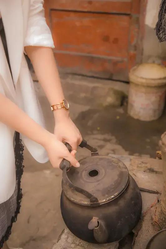 《别后念芳》
昔年别于小村畔，小芳相送泪满眶。
河滨细柳挽衣袖，悄语之时念悠长。