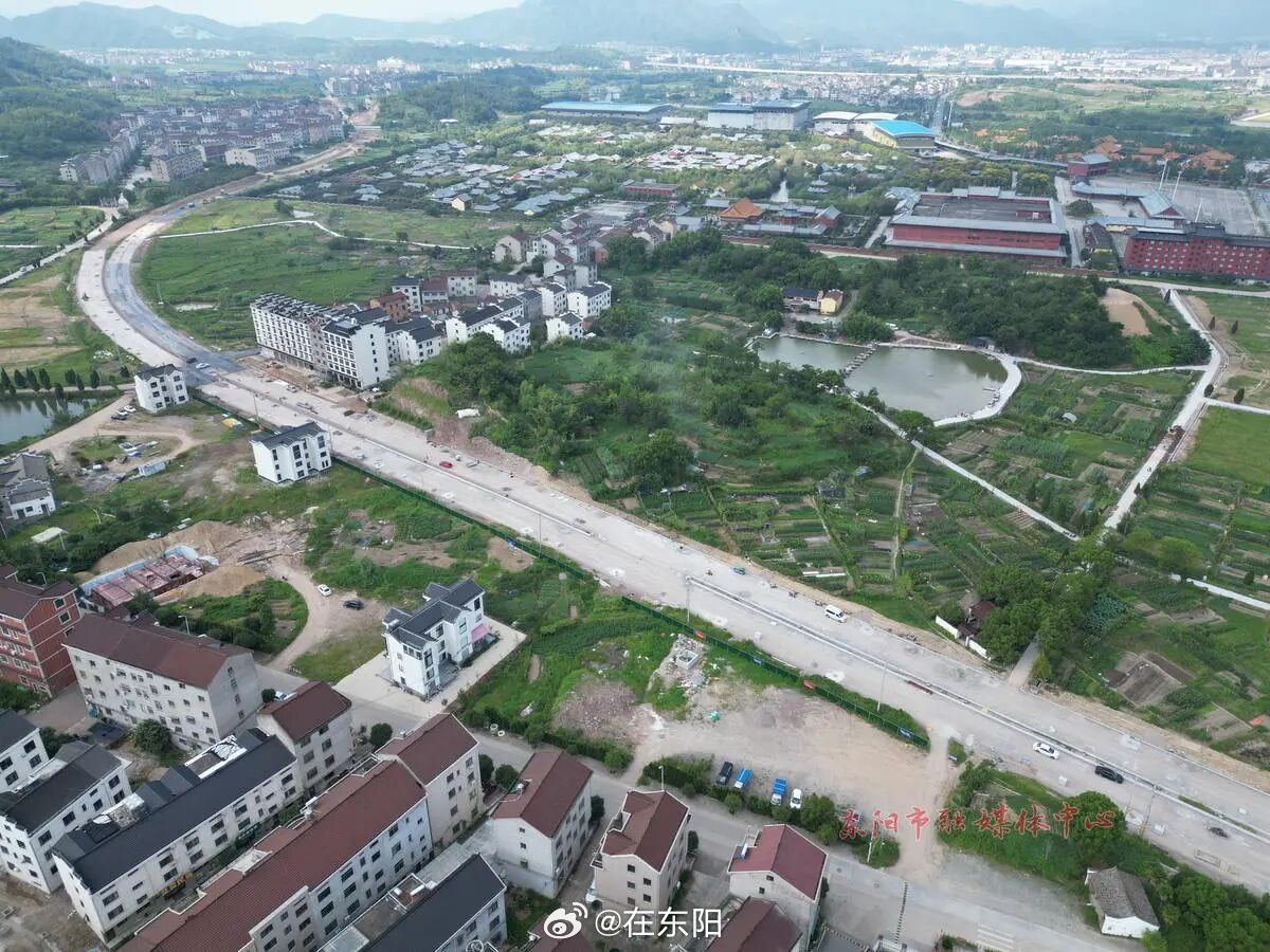 东阳身边事 据了解，官雅线道路工程于2025年11月正式进场施工，是横店镇南片至