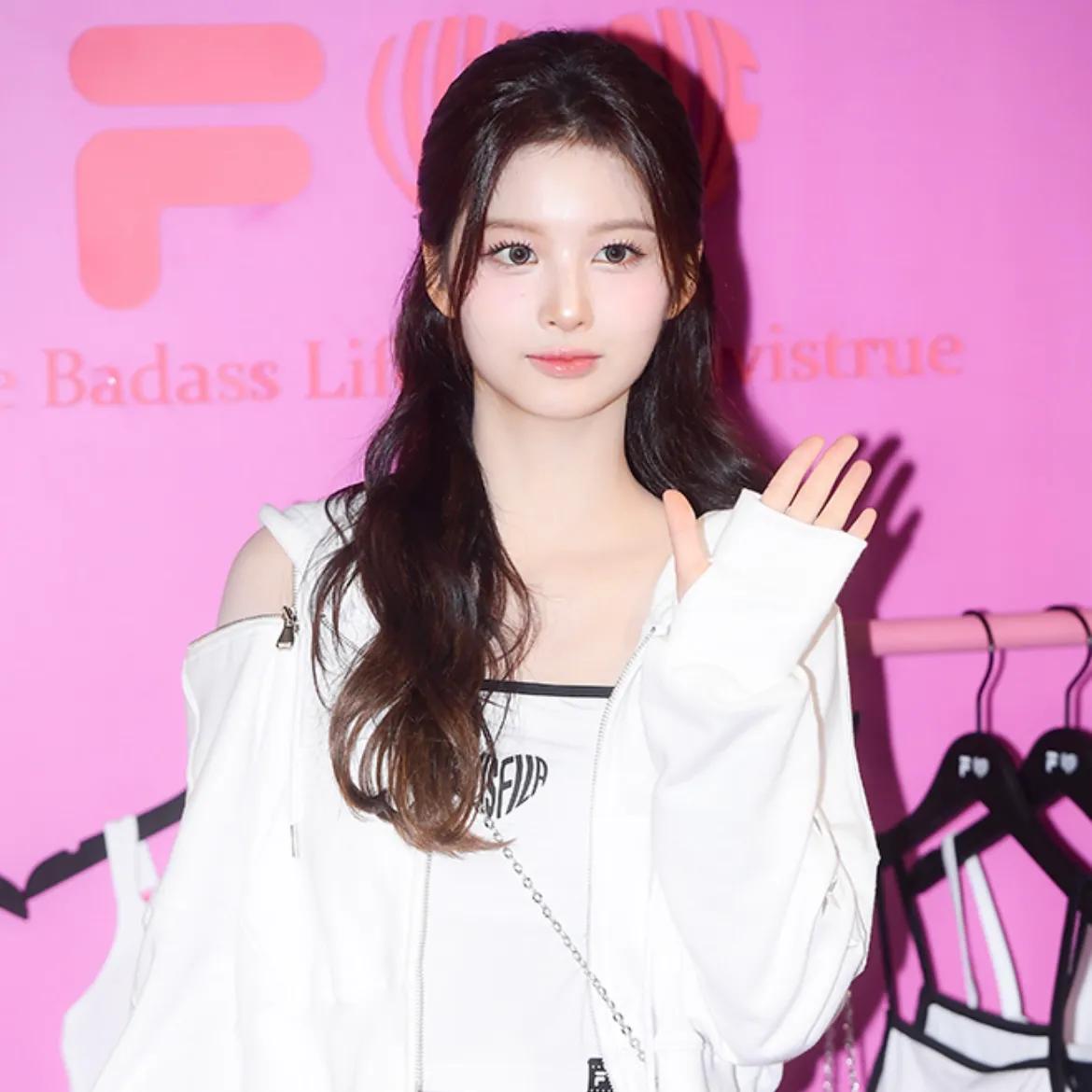 女团 NMIXXJYP美貌代表人物成员Sullyoon出席活动！2024最可爱的