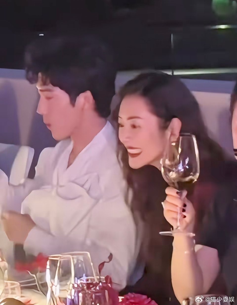 周冬雨给井柏然倒酒问刘雯井柏然刘雯真的好般配好般配，好喜欢，井柏然吃的可真好啊，