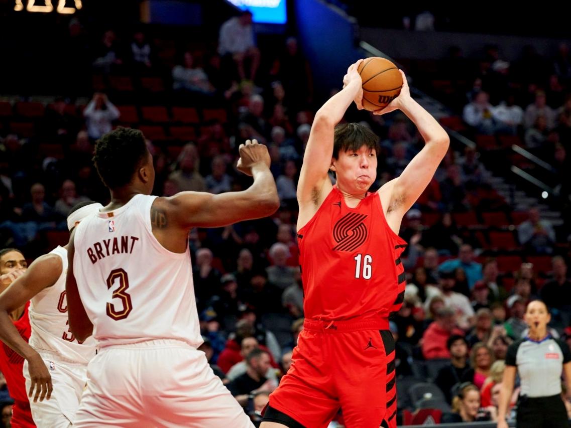 拓媒建议杨瀚森少溜后门，但这项技术其实很伟大

杨瀚森时常会在比赛中弧顶持球，然