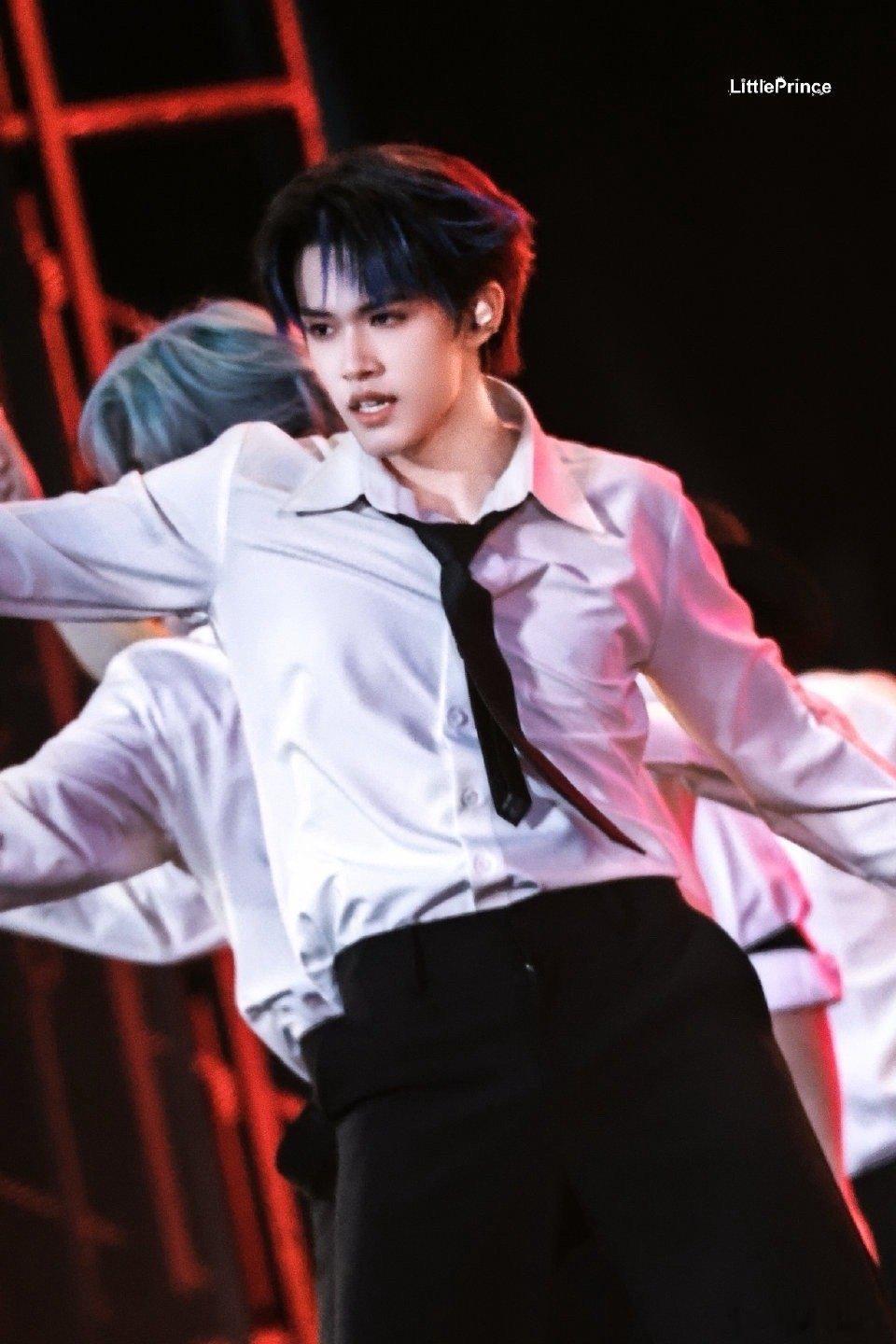 张极蓝发挑染 这是什么神仙发色！蓝发挑染在张极身上显得格外灵动，既保留了少年的纯