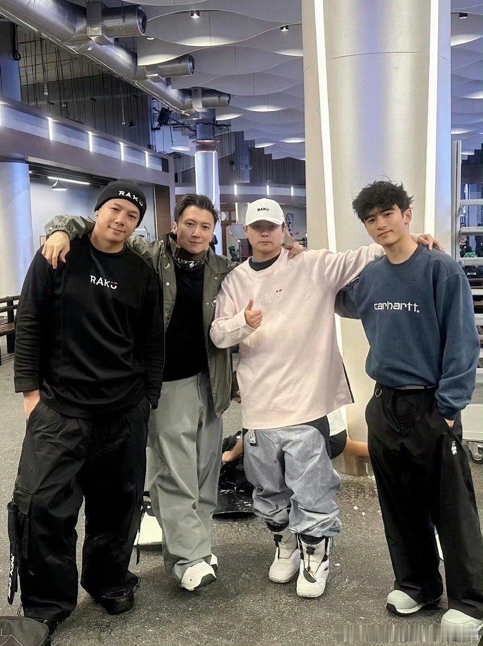 谢霆锋与大儿子Lucas同框合影终于确认了，Lucas更帅！！！ ​​​