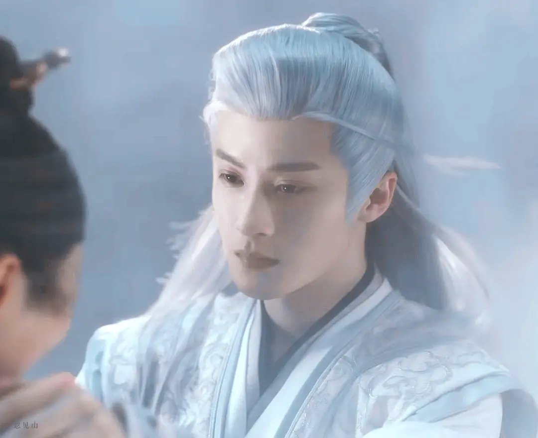 最近看四方馆感觉两模两样的，妆造太重要了 ​​​