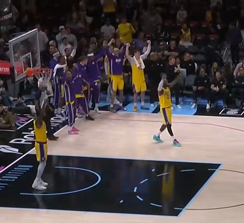 当东契奇有机会得分上60，湖人的球员都在为他开心。湖人vs热火东契奇60分