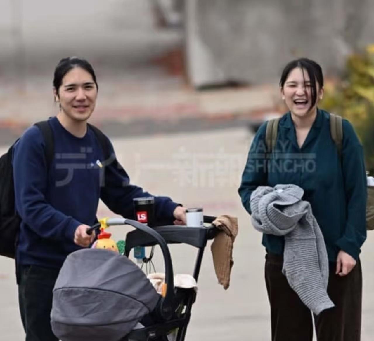 一比才知道，真子老公的头真大啊！难怪网友都叫他“大头圭”。
离开王室的选择是对的