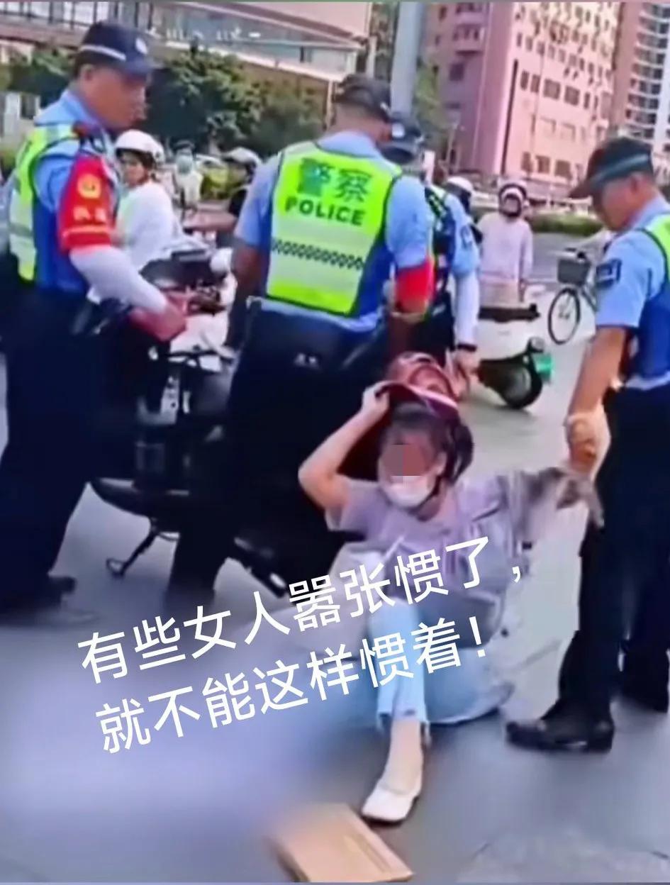 一海口女子萧某驾驶电瓶车闯红灯，现场执勤警力将其拦下，指出其交通违法行为，要求其