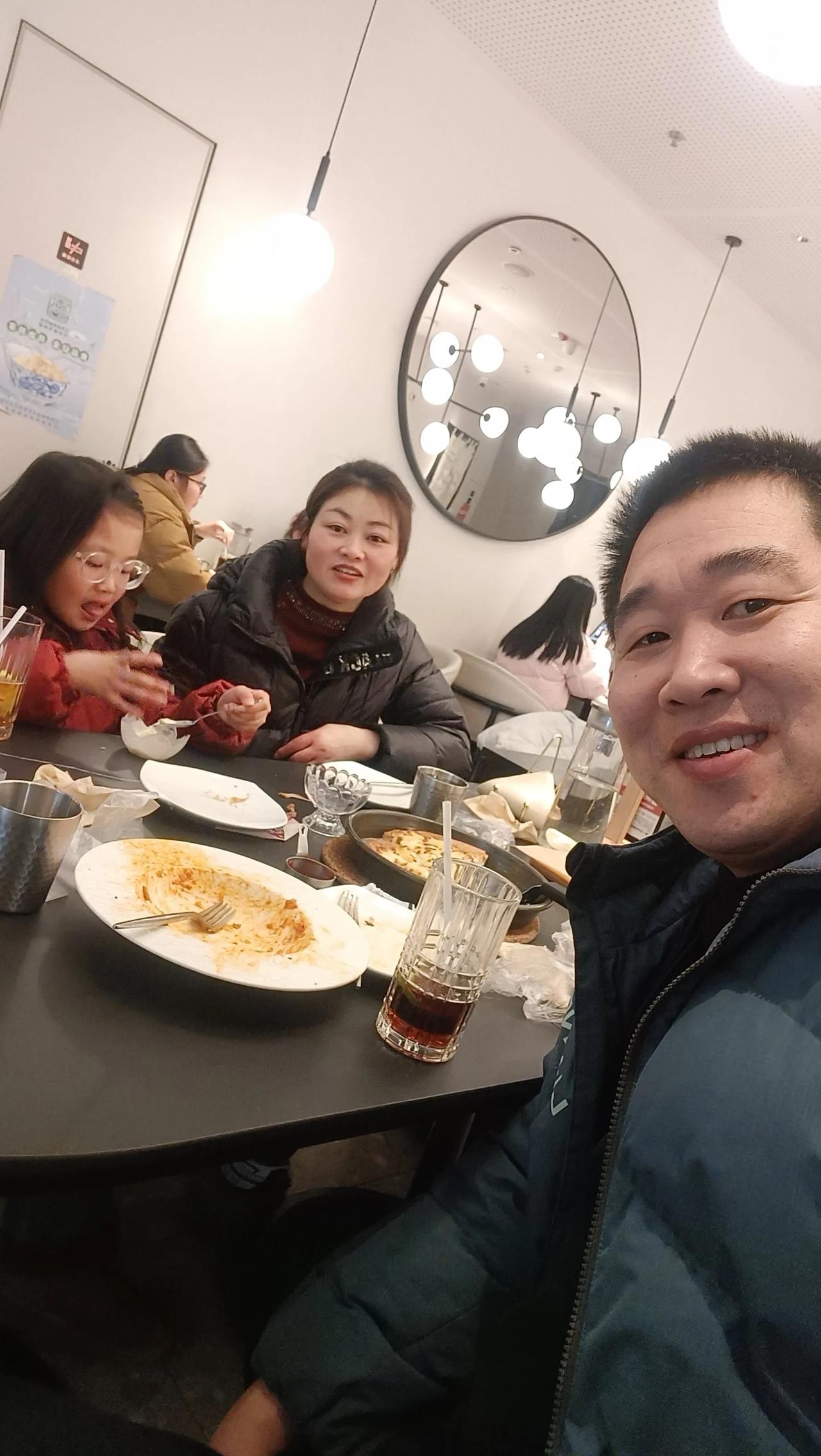 今天2月7号，所有的中小学全部放假，我和梅子估计今天早餐生意肯定会很差了，心里想