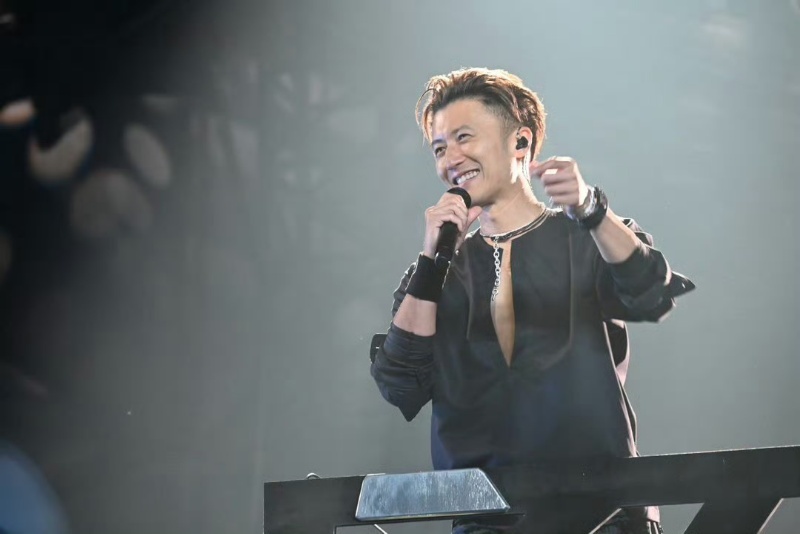 一抬头就吻上谢霆锋了谁被谢霆锋深圳站的摇臂舞台震撼到了！左右两台巨型机械臂缓缓升