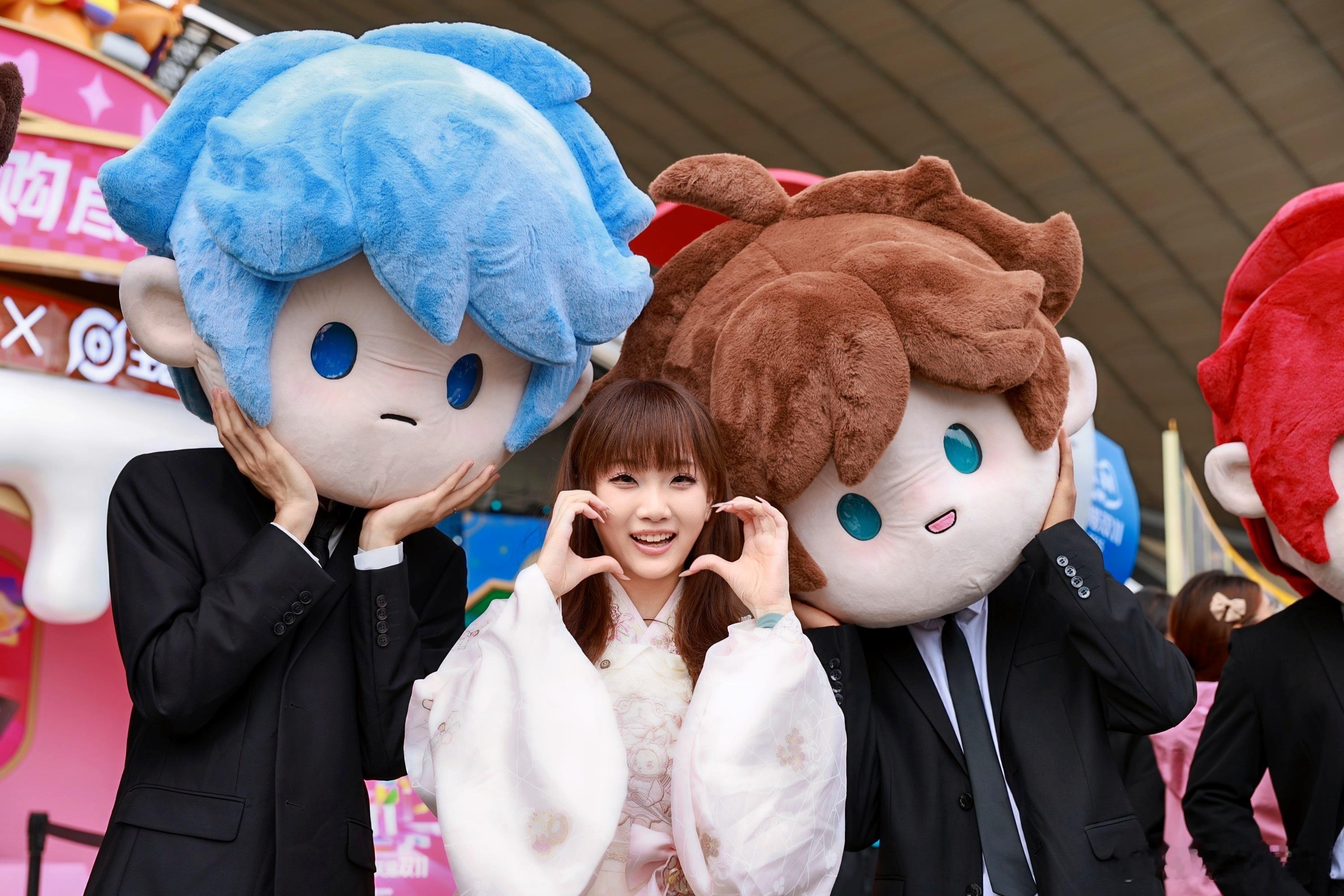 哪里是诡异，只会觉得幸福挡都挡不住！王者这个过周年真是热热闹闹了，平时想看都看不