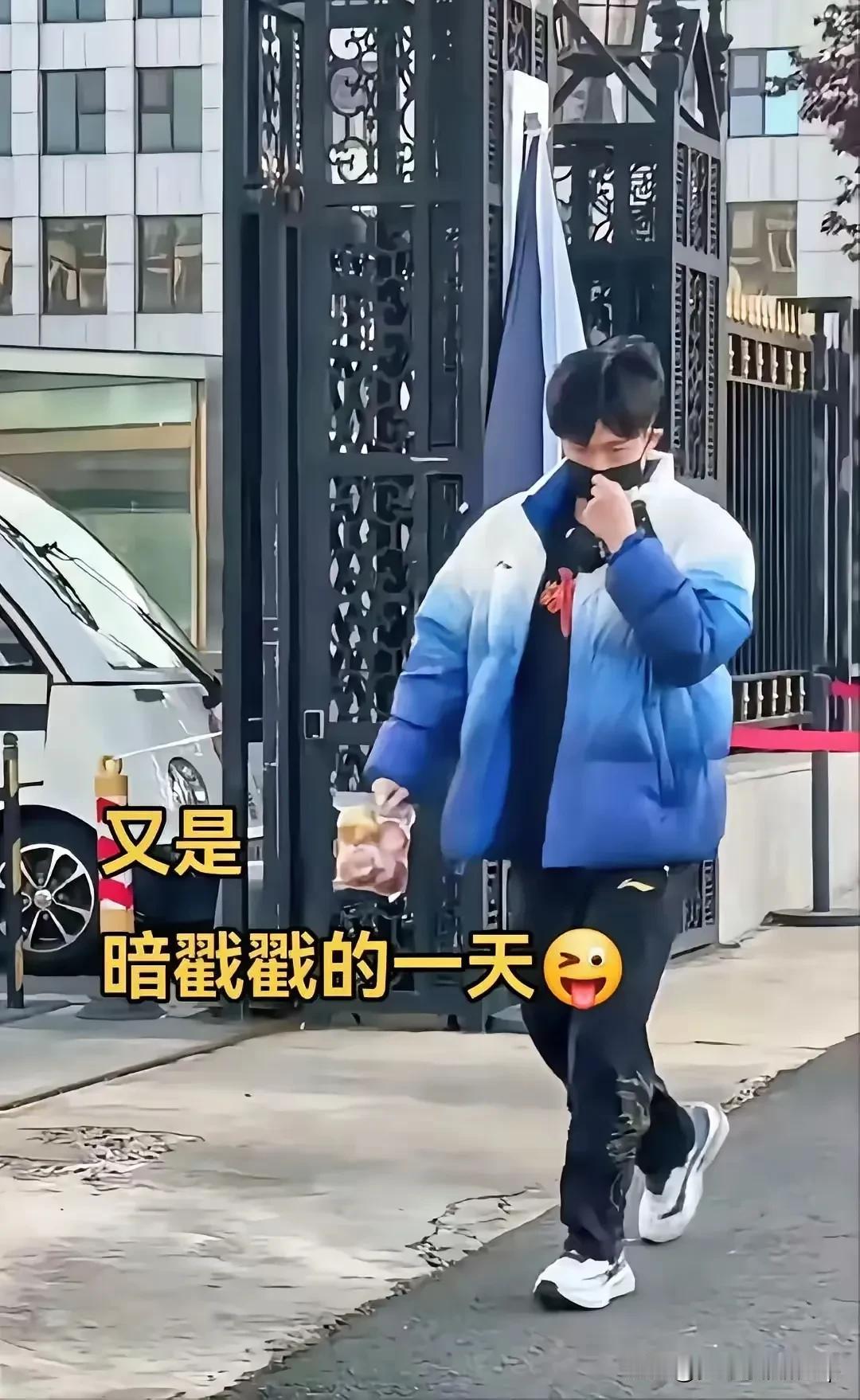 剪了新发型的头哥拎着水果回体育总局
莎莎最喜欢这种袋子装的水果啦
明天出发福冈头