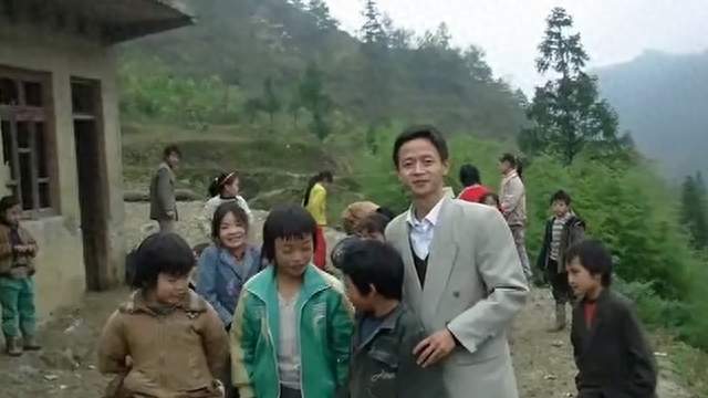 10元衣服穿20年，月开销不到100块，他却给山里娃花了30万