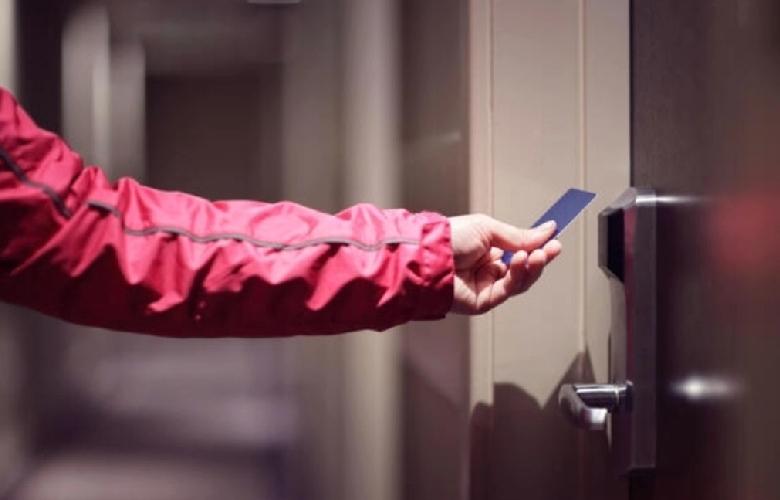 英国连锁酒店巨头近日曝出严重安保事故，一男子通过欺骗职员获取他人房卡，潜入房间性