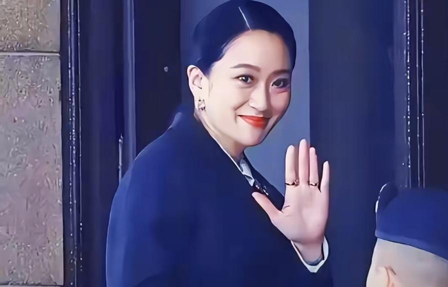 佩通坦缺席探视他信，参加为泰党重要活动。

在泰国复杂的环境里，为泰党面临的挑战