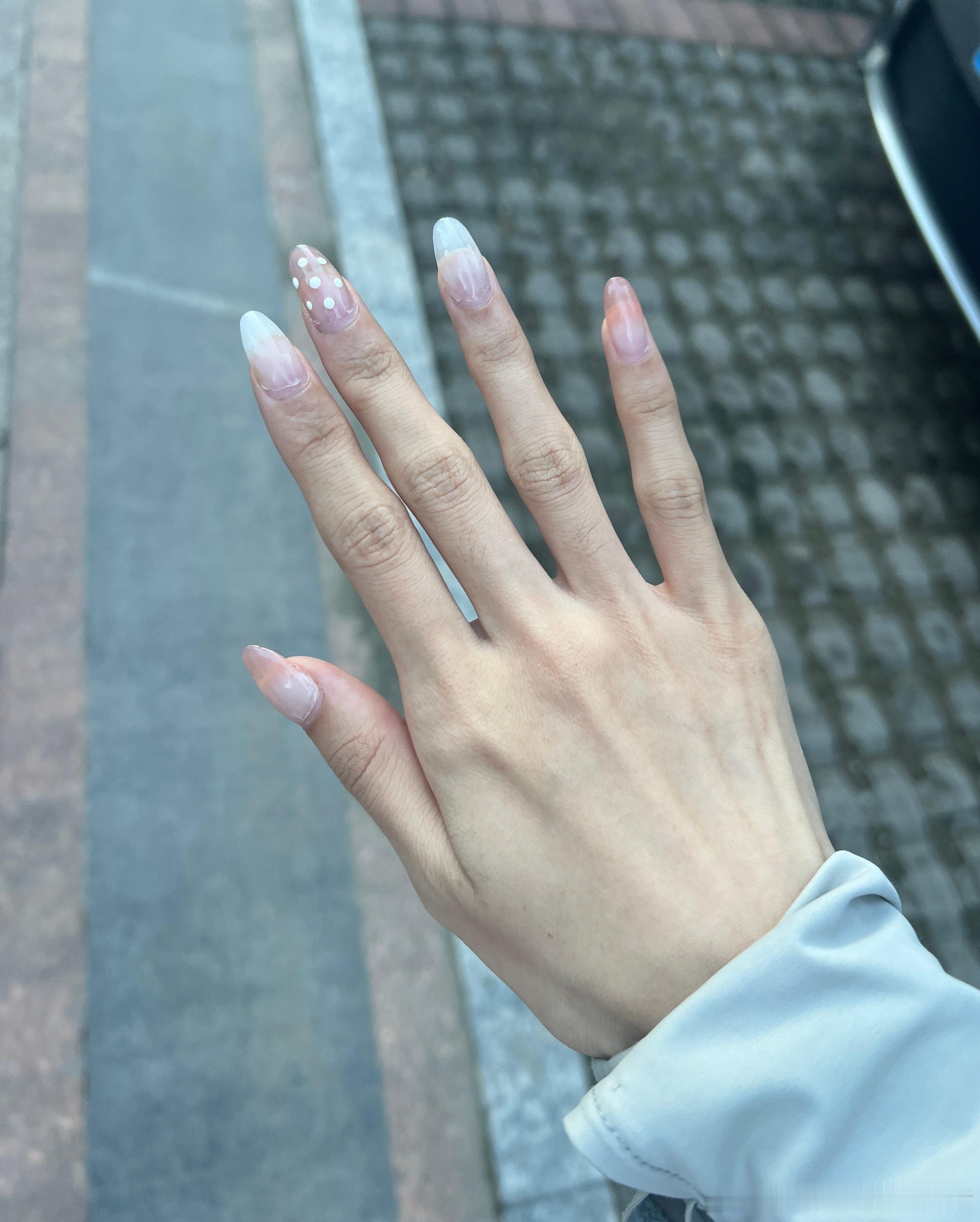 【💅🏻38529】是去做的美甲互勉，远看还行，但是近看一般 