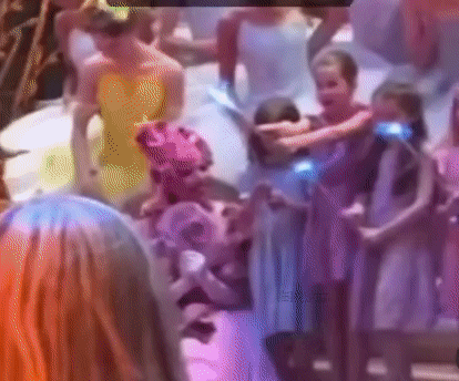 新，动图！有人拍到凯特去看夏洛特公主的芭蕾舞排练，不过也有人说这是夏洛特公主的生