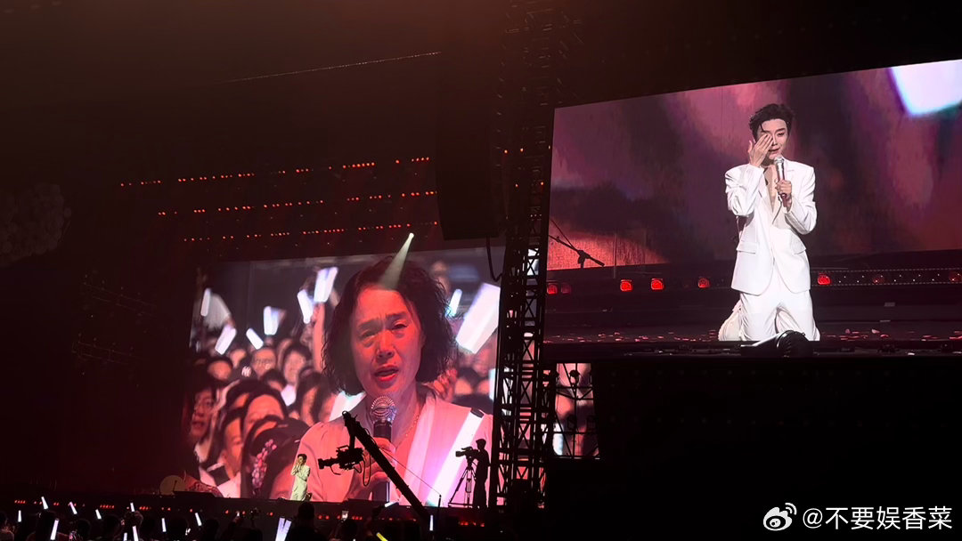 李玉刚给33年前的班主任下跪✨不止是舞台表演，更是一场迟来的告白，三十三年的时光